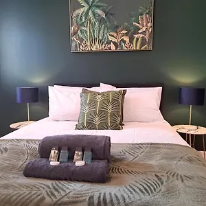 2 Bedroom, 2 Bathroom With Free Parking In A Great Location Apartment