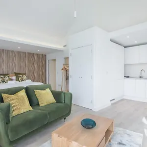Luxurious City Centre With Balcony Apartment
